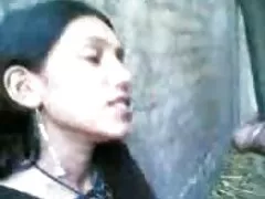 एक युगल सेक्सी वीडियो फुल मूवी सीढ़ियों पर चुदाई करता है, दूसरा फर्श पर चुदाई करता है